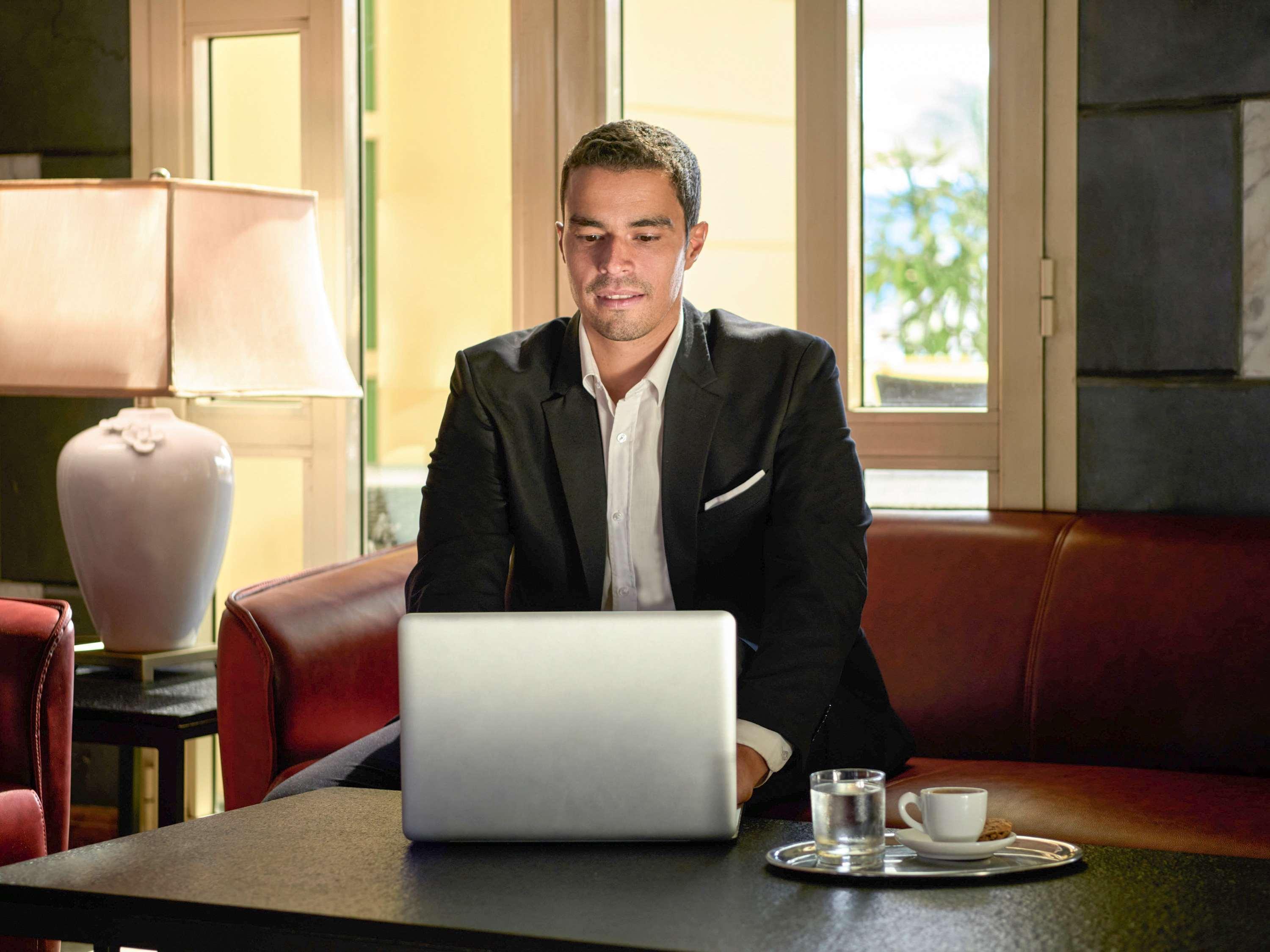 Moevenpick Hotel Cairo - Media City Giza Екстериор снимка A business traveller working on a laptop