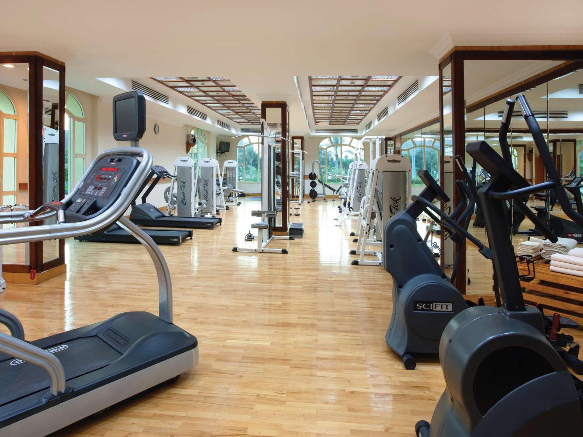 Moevenpick Hotel Cairo - Media City Giza Екстериор снимка The gym at the Taj Bengal