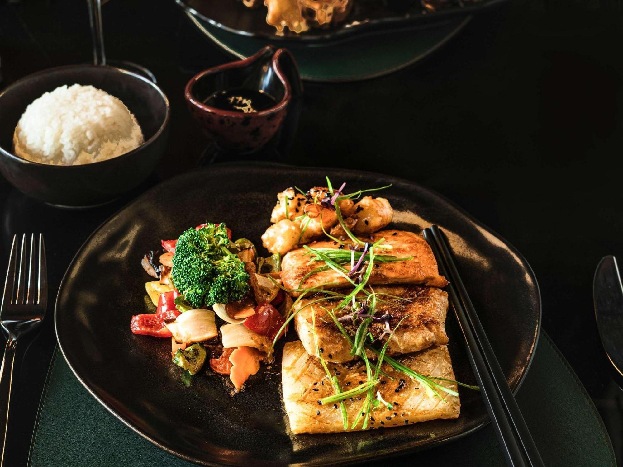 Moevenpick Hotel Cairo - Media City Giza Екстериор снимка A plate of tofu with vegetables