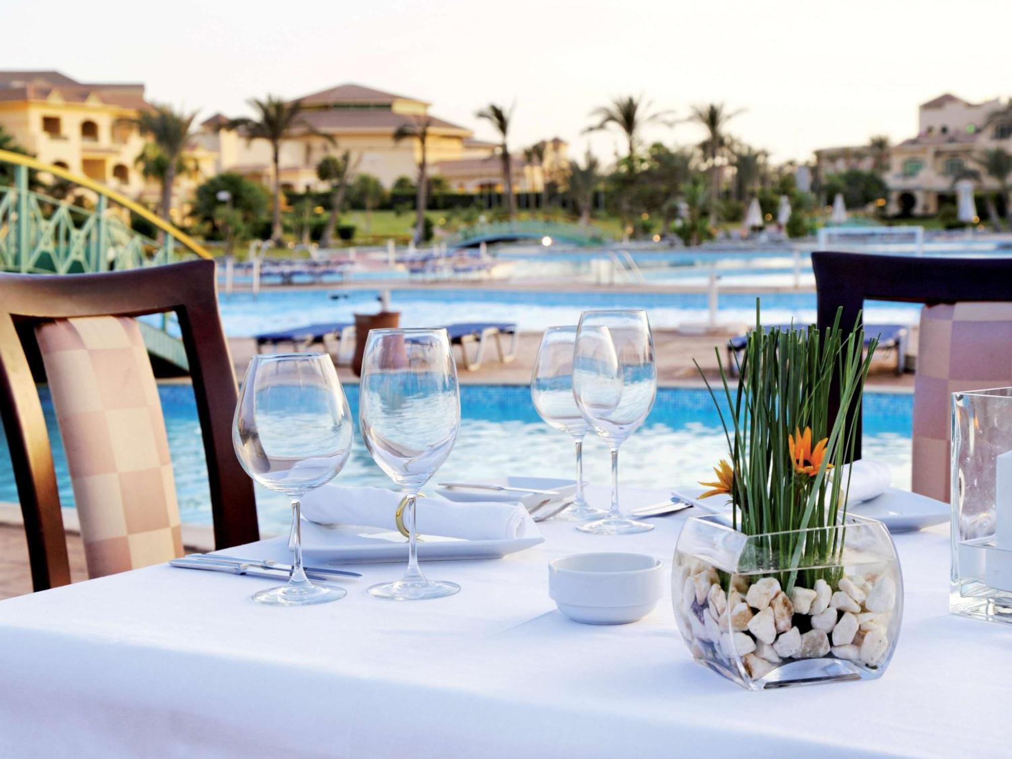 Moevenpick Hotel Cairo - Media City Giza Екстериор снимка The pool at the resort